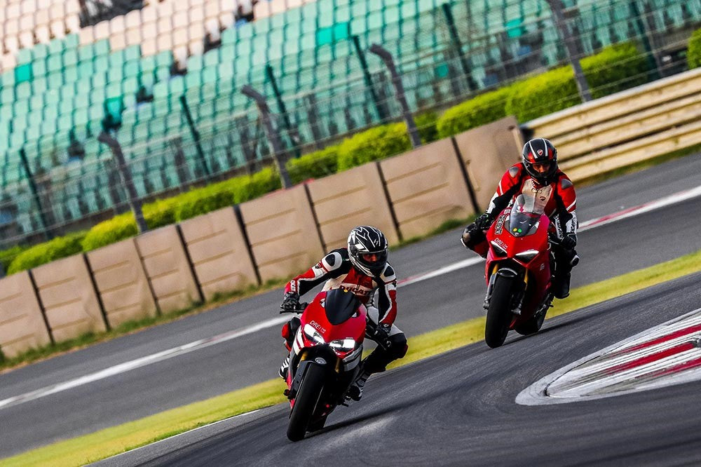 https://nolariding.com/cdn/shop/articles/Racetrack_Training.jpg?v=1709708247